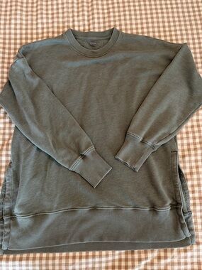 aerie women’s Crewneck Sweatshirt in Olive